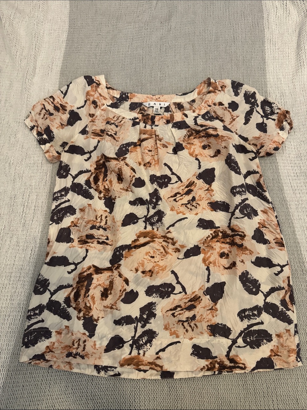 CAbi XS 100% Silk Floral Blouse Short Sleeve Pleated Cream Brown
